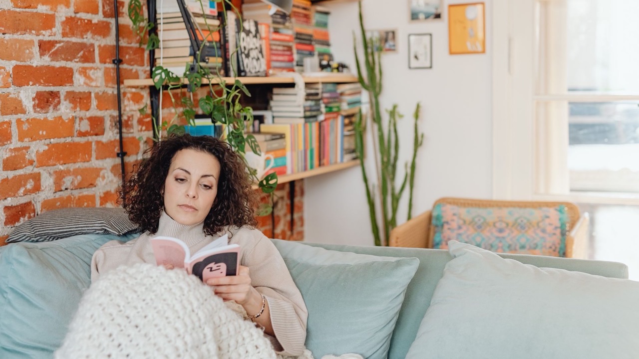 Single vs. Oversized: Which Throw Blanket Size Actually Fits Your Couch Habits