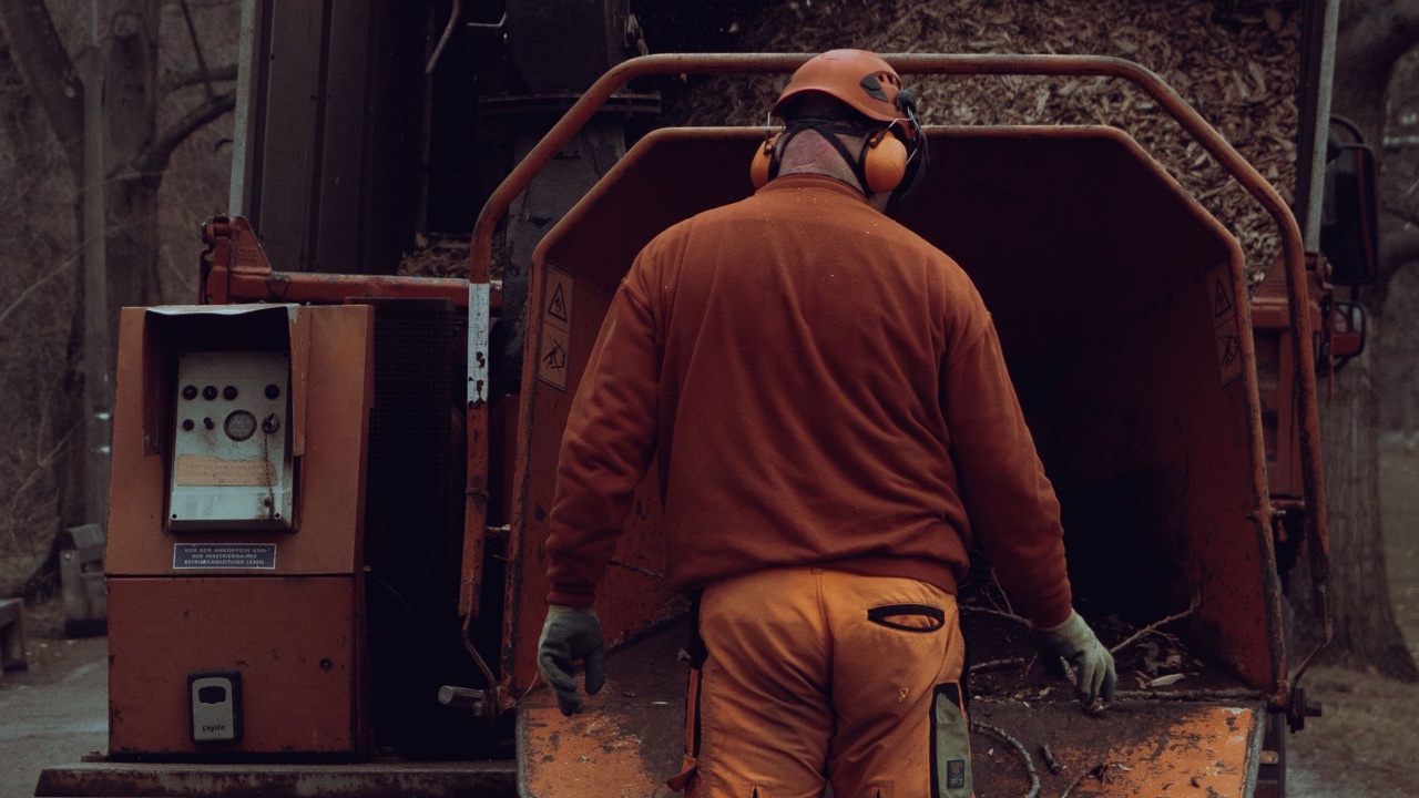 What Blade Geometry Actually Controls in a High-Volume Industrial Shredder